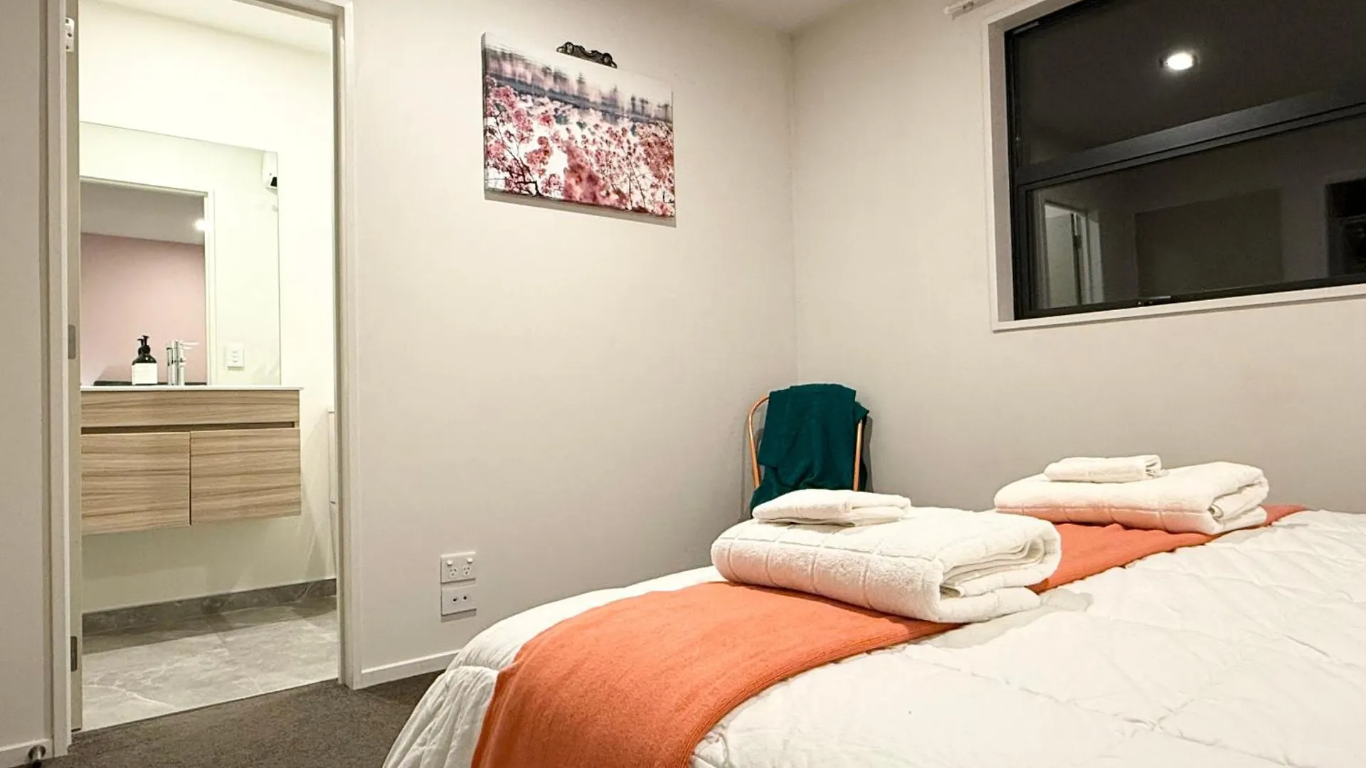 3Brm 3 Bathroom Central Townhouse Free Car Park Christchurch Apartment