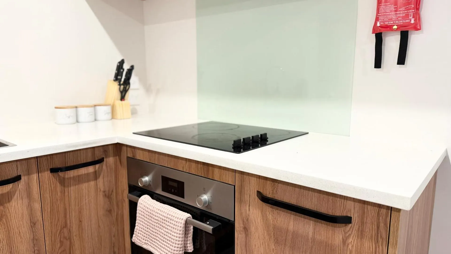 3Brm 3 Bathroom Central Townhouse Free Car Park Christchurch Apartment