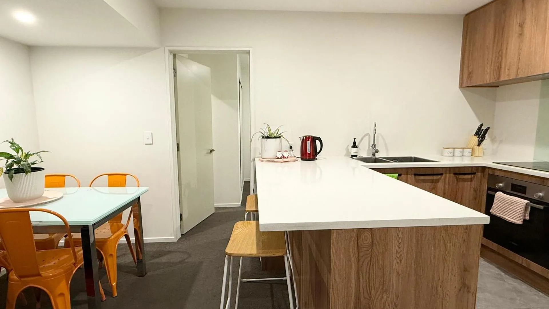 3Brm 3 Bathroom Central Townhouse Free Car Park Christchurch Apartment